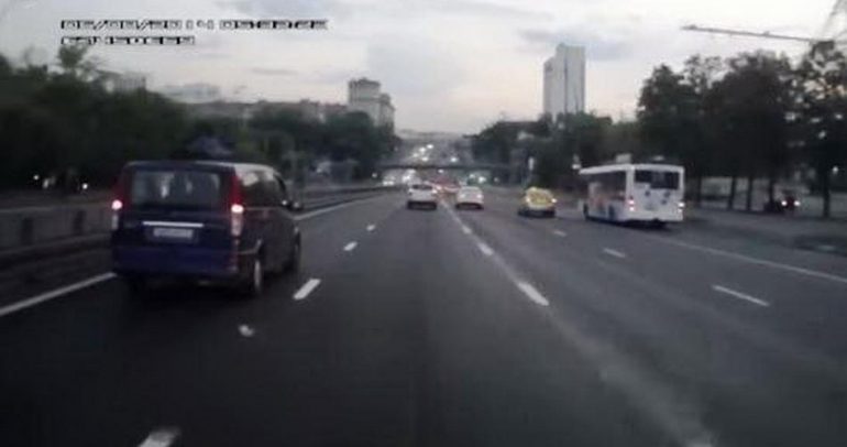 بالفيديو: حادث عنيف أدى إلى انقلاب الشاحنة !